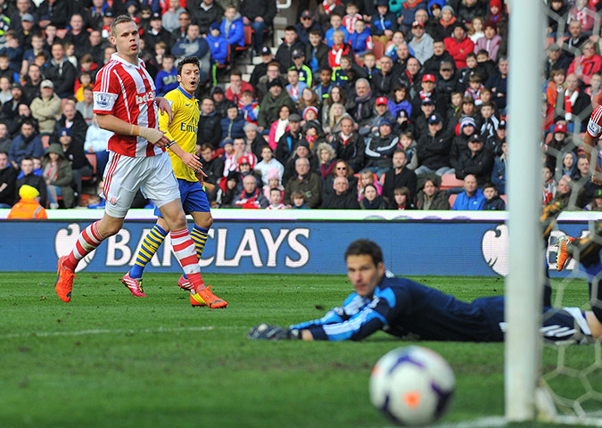 saturday roundup: Arsenal midfielder Mesut Ozil shoots