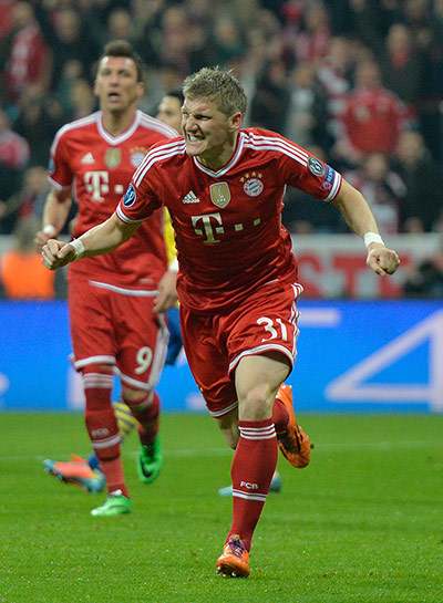 sport -: Bayern Munich's midfielder Bastian Schwe
