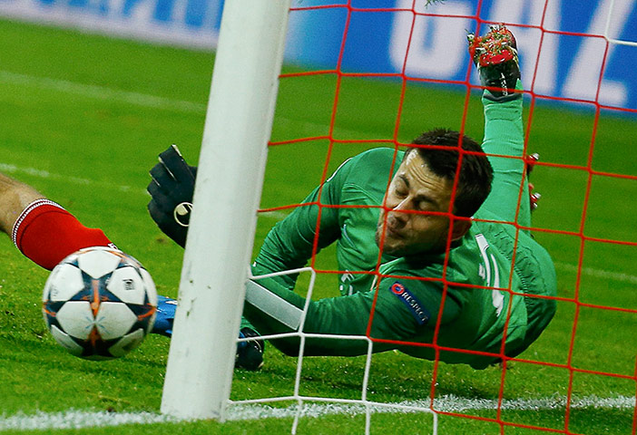 sport --: Arsenal's Fabianski saves a penalty