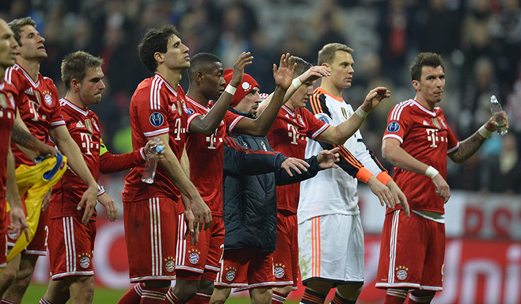 sport ---: Bayern Munich's players celebrate