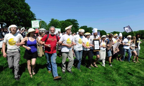 Anti-GM demonstrators join hands as they protest near Rothamsted Research in Harpenden, southern England May 27, 2012.  REUTERS/Paul Hackett   (BRITAIN - Tags: ENVIRONMENT FOOD SOCIETY SCIENCE TECHNOLOGY CIVIL UNREST) :rel:d:bm:LM1E85R13U701