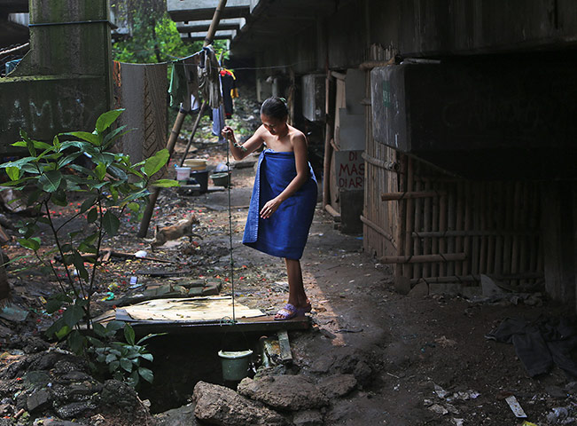 20 photos: An Indonesian woman collects water