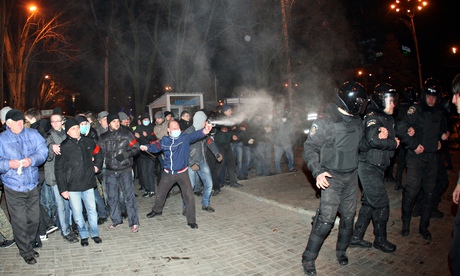 Policemen-stand-between-p-011.jpg