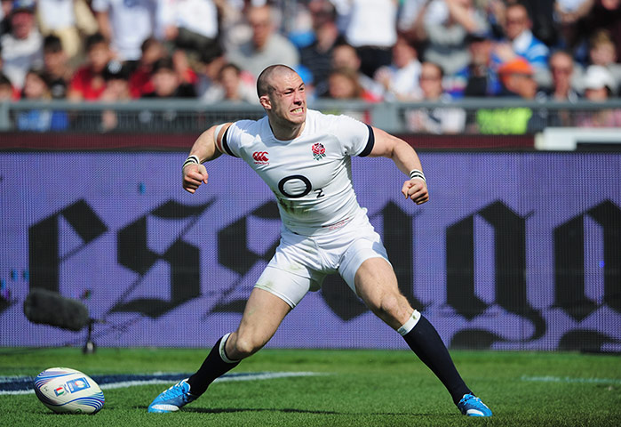 italy v england: Mike Brown celebrates scoring the try