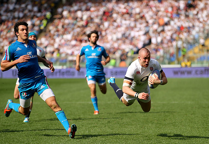 italy v england: Mike Brown of England scoring the first try 