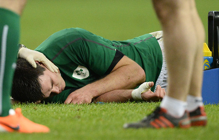 France and Ireland : Ireland's fly-half Jonathan Sexton lies out 