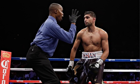 Amir Khan receives a count against Danny Garcia