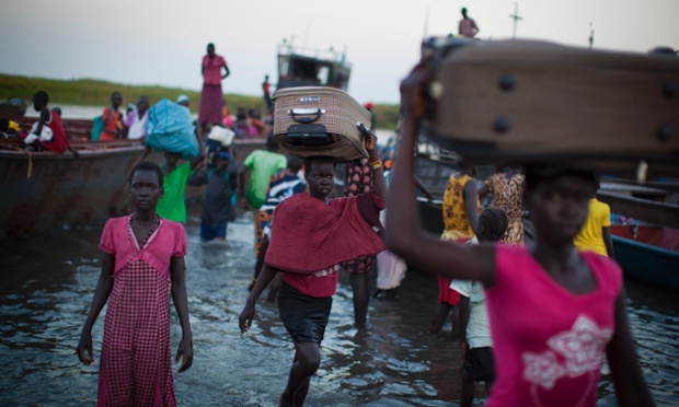 Minkamman, South Sudan: Internally displaced people cross the Nile river to get to Minkamman.