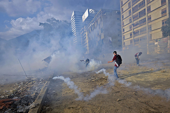 20 Photos: Demonstrators clash with the police in Caracas