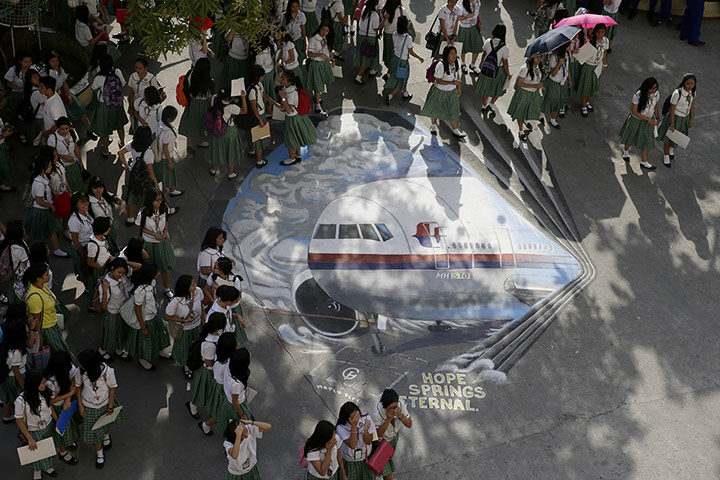 20 Photos: Students on a mural depicting the missing Malaysia Airlines plane