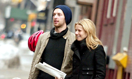 GWYNETH PALTROW AND CHRIS MARTIN WALKING IN NEW YORK, AMERICA - 21 FEB 2003