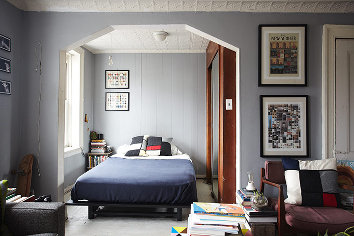 Homes - small spaces: interior of a small apartment with bed in alcove