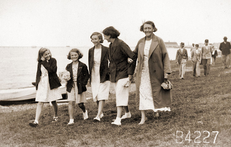 Jane Bown: Jane Bown family at Herne Bay