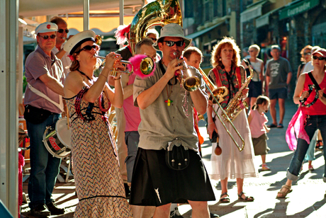 Street musicians playing in a street in Collioure