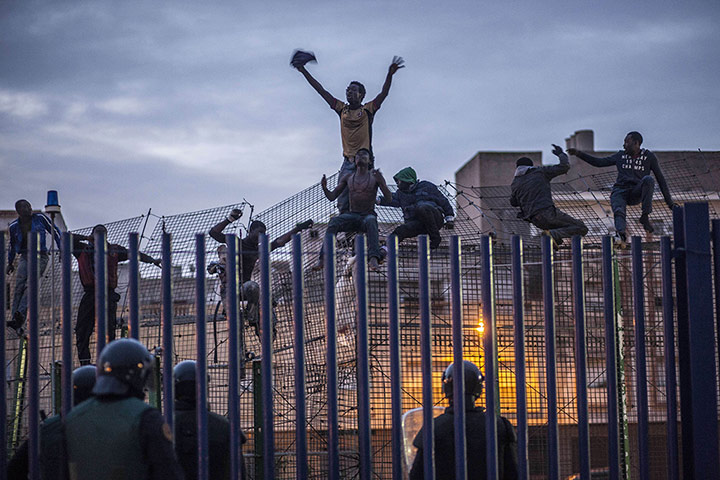 20 Photos: Spanish policemen watch would-be immigrants in Melilla