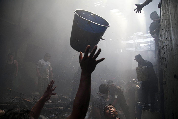 20 Photos: A bucket of water is caught to put out a fire in Guatemala City