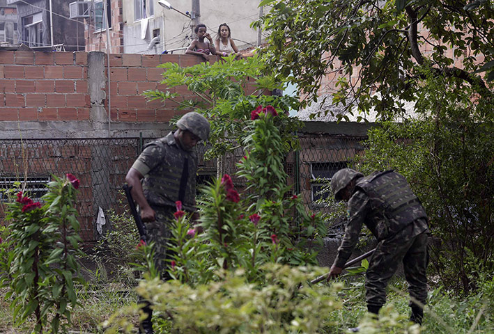 20 Photos: Residents watch Brazilian Army soldiers during an operation in Rio