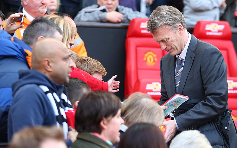 United v Villa: David Moyes signs autographs
