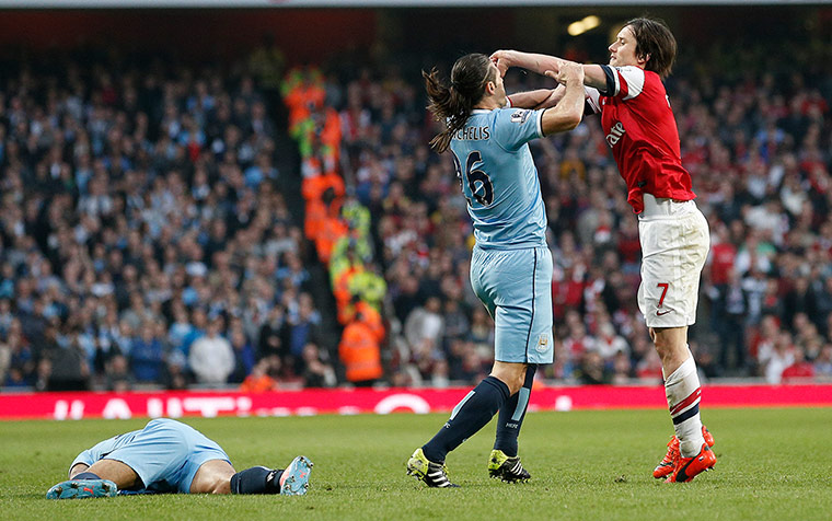 arsenal v manchester city: Rosicky and Demechelis clash