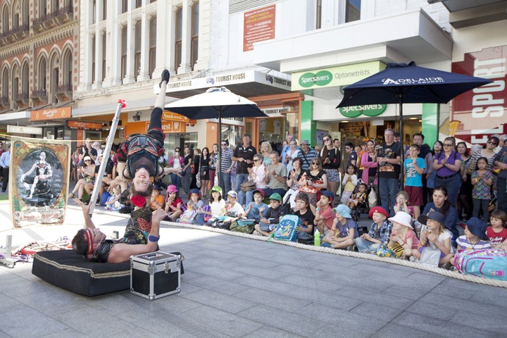 Adelaide Fringe 2014: Professional circus artists Noa & Uri Weiss perform Cirque No Problem