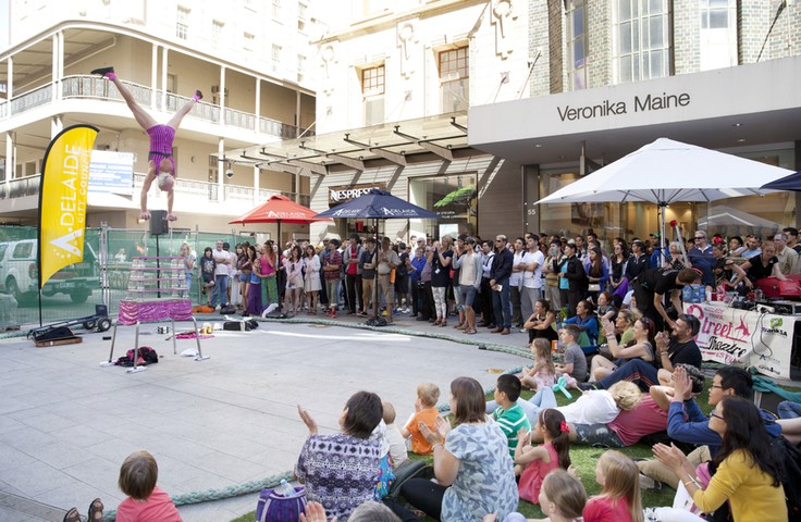 Adelaide Fringe 2014: Circus artist Fatt Matt performs in Rundle Street 
