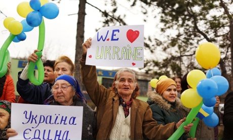 Centenas de mulheres ucranianas, e alguns homens, realizar uma manifestação em apoio à paz e à Ucrânia para manter unificada em Bakhchisaray na Criméia.