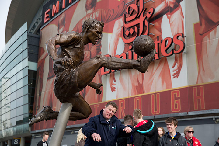 arsenal v everton: Dennis Bergkamp statue