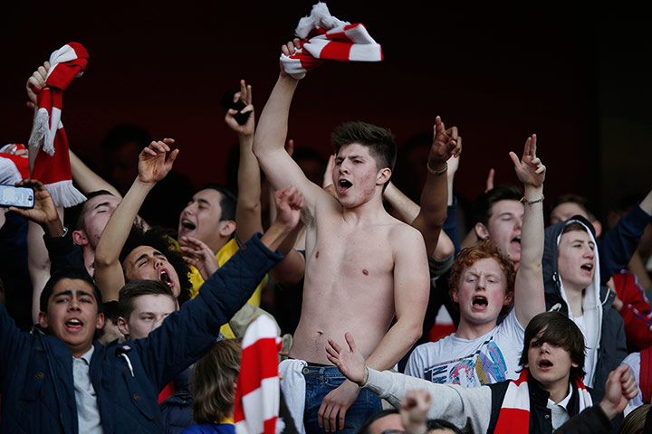 Tom Jenkins Arsenal : Arsenal fans celebrate their win