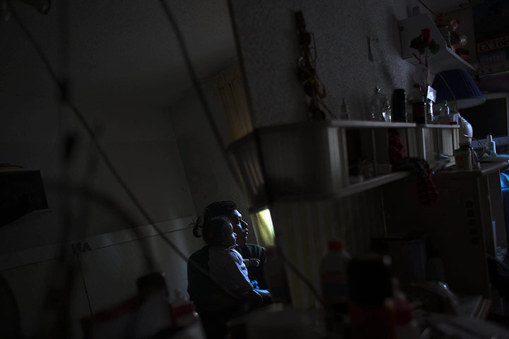 20 Photos: Jimmy Sanguna holds his daughter as they wait to be evicted in Madrid