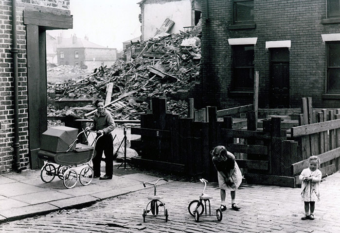 Manchester Pic Lib: GNM Archive children in st