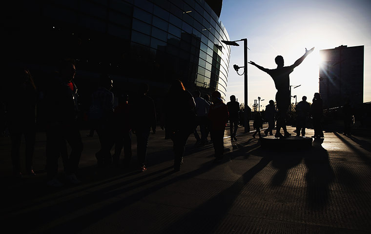 Arsenal v West Ham: Fans walk past the Tony Adams statue 