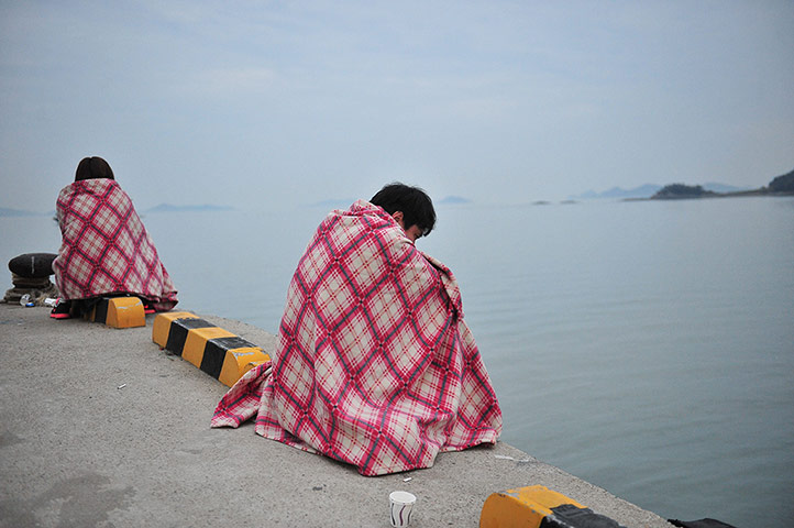 20 Photos: South Korean relatives wait for missing people at a harbour in Jindo