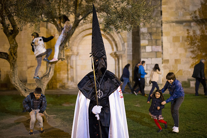 20 Photos: A penitent watches the 'Jesus en su Tercera Ca da' brotherhood in Zamora