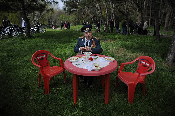 20 Photos: A veteran during the 70th anniversary of the liberation of Simferopol