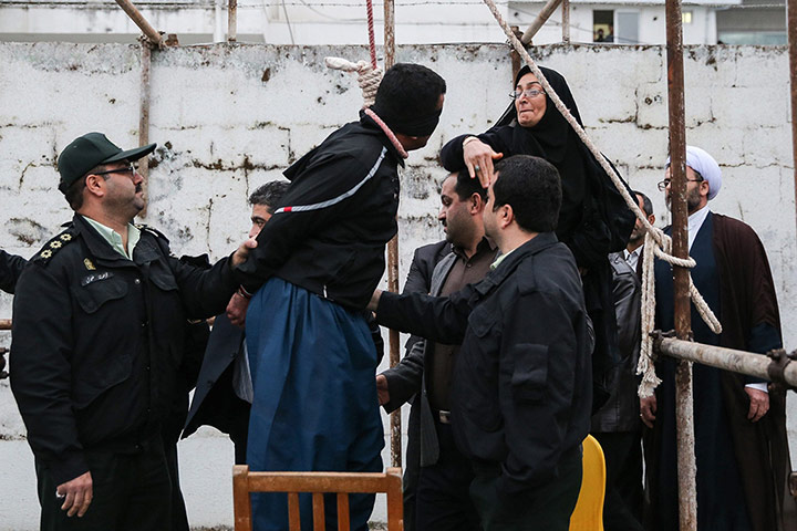 20 Photos: The mother of a murdered son slaps Balal before removing the noose