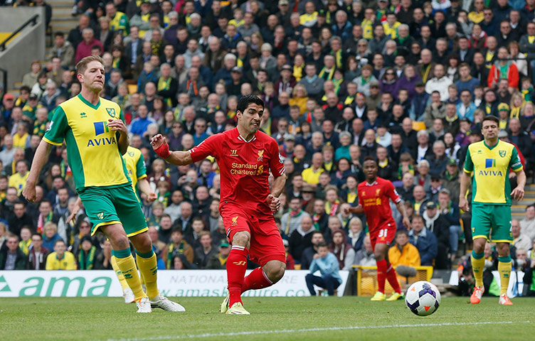 football.: Liverpool's Luis Suarez scores