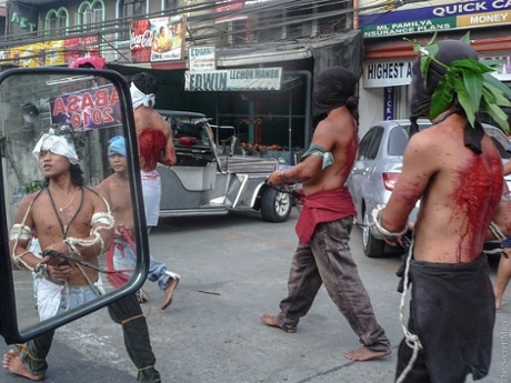 Catholics whipping themselves in Philippines