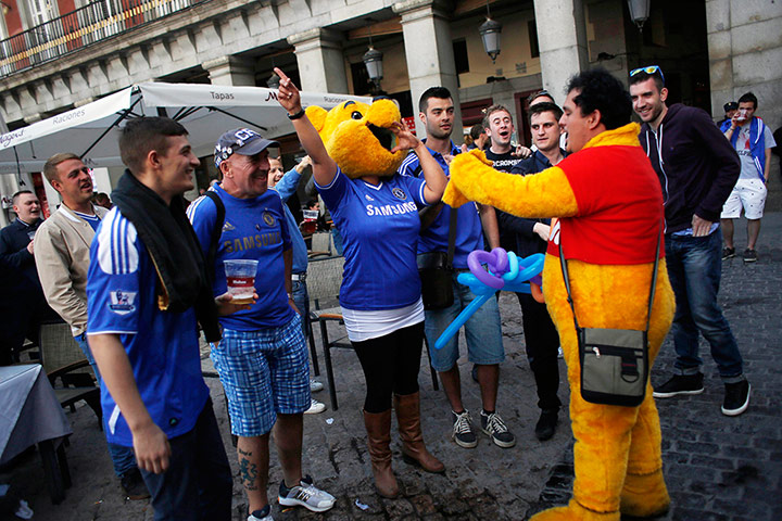 Atletico v chelsea: Chelsea supporters make fun of a street performer 