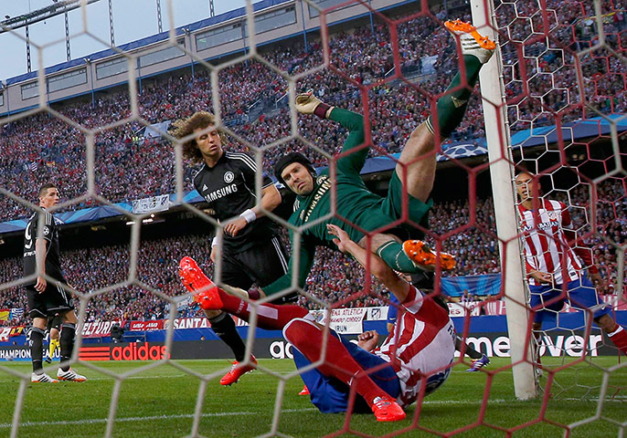Atletico v chelsea: Chelsea's goalkeeper Cech collides with  Atletico Madrid's Raul Garcia