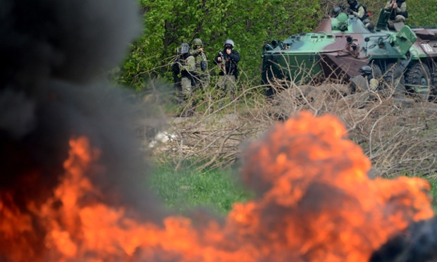 Ukrainian special forces take position in eastern Ukrainian city of Slavyansk on April 24, 2014.