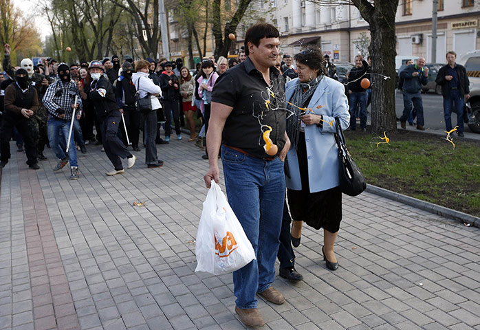 20 Photos: Pro-Russia protesters pelt supporters of Tymoshenko with eggs in Donetsk