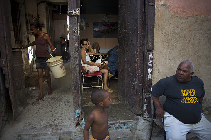 20 Photos: People talk on the doorstep of their house in Havana, Cuba