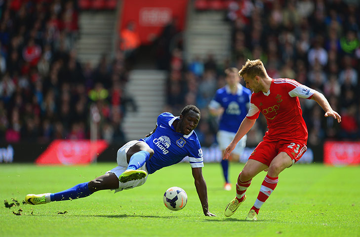 saturday roundup: Romelu Lukaku loses his footing as he comes under pressure from Luke Shaw