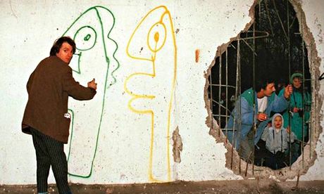 Thierry Noir at work on the Berlin Wall