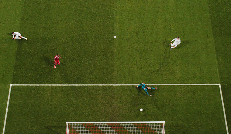 Bayern Munich v Real : Cristiano Ronaldo of Real Madrid scores the third goal 