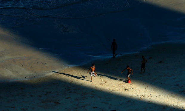 Τα παιδιά παίζουν με μια μπάλα στην παραλία Ρεσίφε στην βορειοανατολική βραζιλιάνικης πολιτείας Ρεσίφε