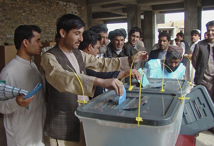 Afghan: Men flock to cast their votes, defying a threat of violence by the Taliban