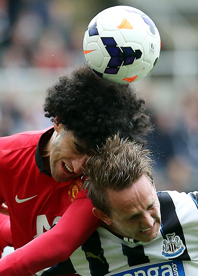 saturday roundup: Manchester United's Marounane Fellaini wins a header against Luuk De Jong