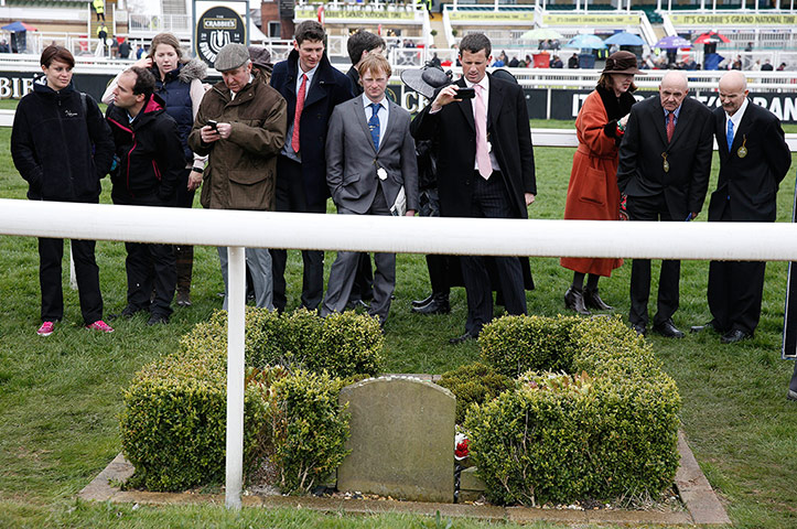 day 3 aintree: Red Rum's grave