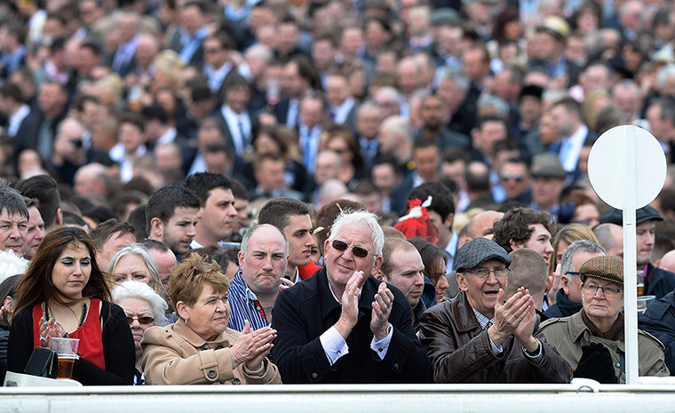 day 3 aintree: A minutes applause for the Hillsborough victims before racing started